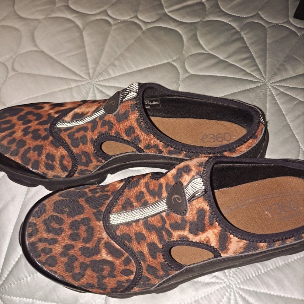 Size 8 E360 easyspirt leopard style shoes.